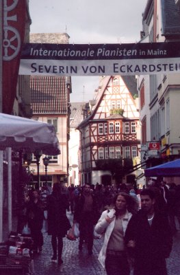 Many shoppers were hustling and bustling in Mainz that day.