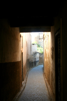 A narrow passageway in the medina in Fès.