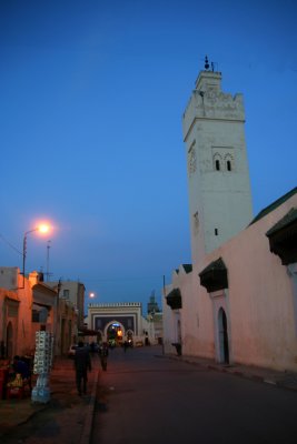 A minaret in Fès seen at dusk.
