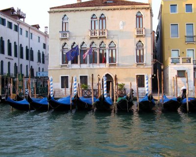 25 Venice-Gondolas.JPG