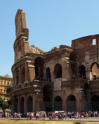 32 Rome-Colosseum.JPG
