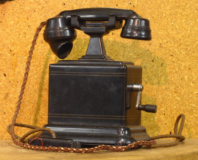 Old Telephone 8669