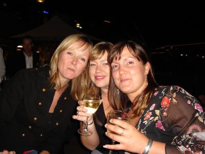 g3/74/267674/3/58508143.IcebarnightoutLucyRuthSarah.jpg