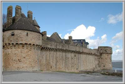 La Tour de l'Arcade,  droite, la Tour de la Libert