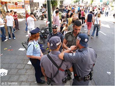 Police on Tel-Aviv street shows
