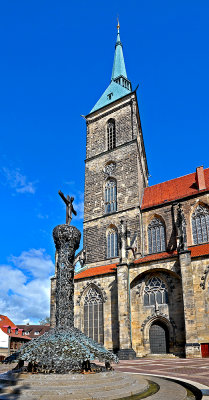 Hildesheim   Andreaskirche mit Brunnen