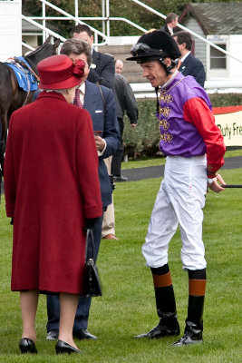 It's official, the queen is shorter than a jockey