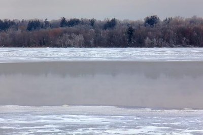 Icy Ottawa River 12382