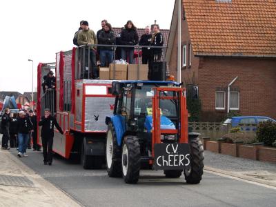 Bovenop staat Kelly Pfaff