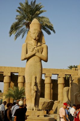 Karnak-Estatua erguida por Ramesses II