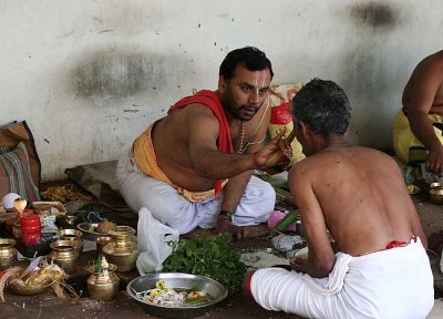 Another ritual for the anniversary of a father´s death in Srirangam, Tamil Nadu.