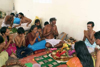 A Brahmin family celebrates the anniversary of their father´s death in Srirangam, Tamil Nadu.