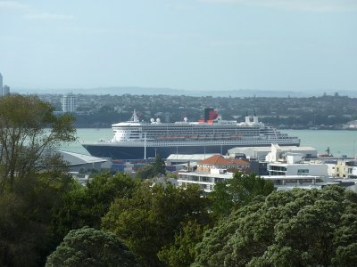 The Queen Mary 2 in Auckland