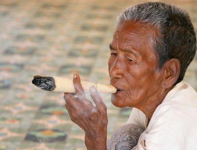 Femme fumant, dans un temple