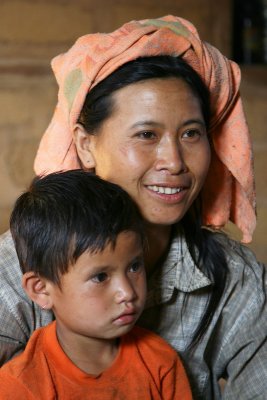 Jeune birmane et son fils