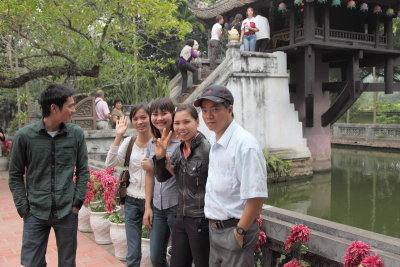 Jeunes devant la pagode