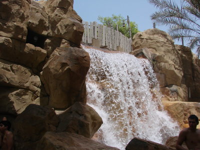 Air terjun buatan di Wild Wadi
