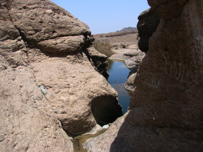 Air keluar dari celah batu