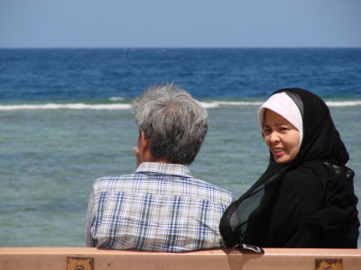 Mom and Dad duduk santai di Jeddah Corniche