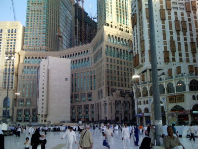 Zamzam hotel, hotel tertinggi di Mekkah terlihat disamping Hilton Tower.