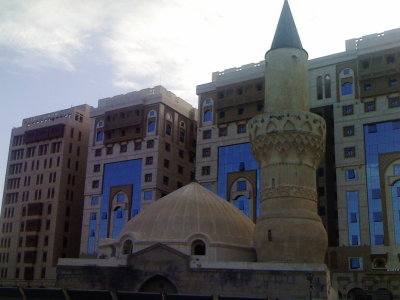 Madinah dikelilingi gedung2 baru - Small Mosque near Masjid Nabawi Madinah