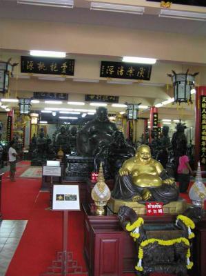 lots of buddhas too