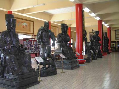 lots of statues