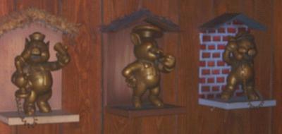 3LilPigsStatues.jpg