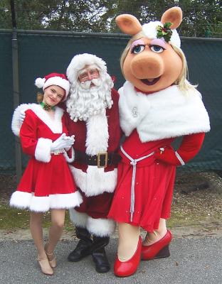 SantaCourtneyMissPiggy.jpg