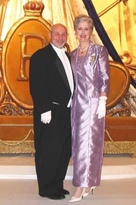 Marilyn_and_I_in_front_of_throne_2nd_picture_croped1.jpg