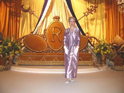 Marilyn_in_front_of_throne1.jpg