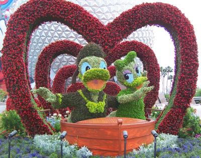 EpcotDonaldDaisyTopiaryCLSUP.jpg