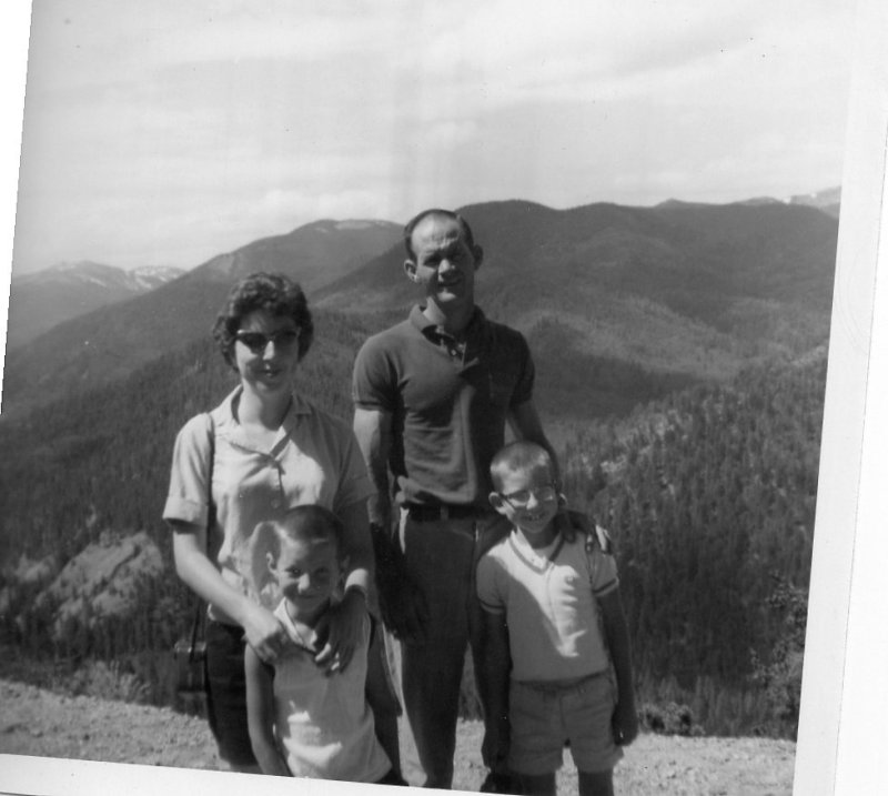Family pic Red River N Mexico June 1962.jpg
