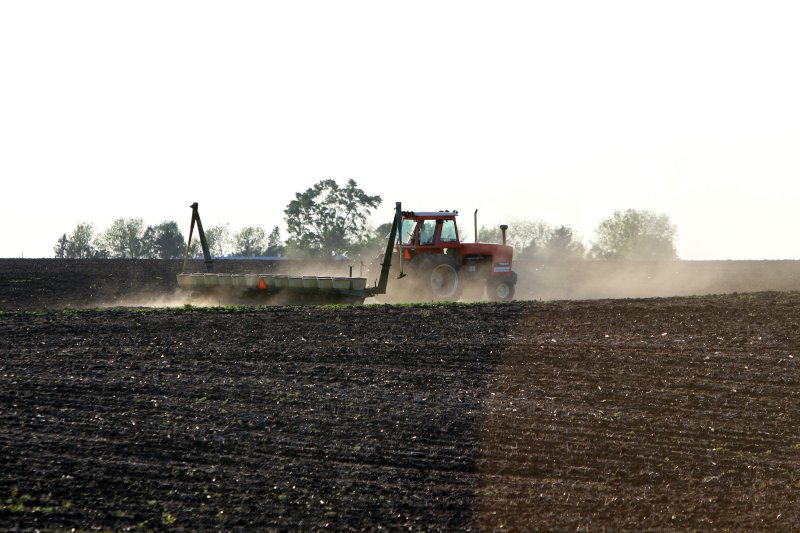 Planting corn near Elmwoon IL