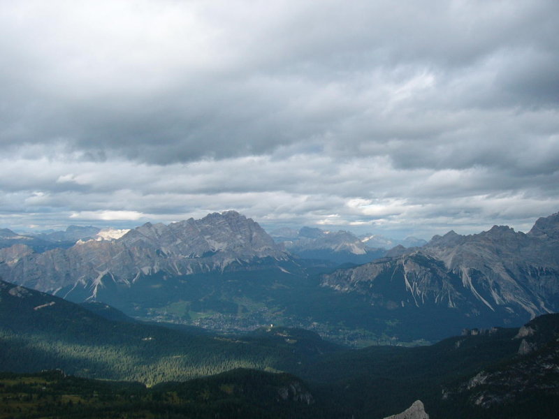 Zicht vanaf Nuvolau op Cortina dAmpezzo  met Tofanen, Cristallo en Sora Piss