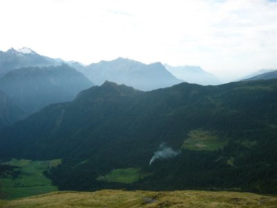 terugblik naar de pas over de bergrug 'Costa' met de naam Cantonill (in het midden van de foto)