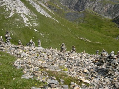 steenmannen op de weg richting Capanna Motterascio