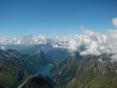 blik op Lago di Luzzone met daarachter de Sosto(met kale kruin, 2220 meter)