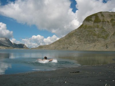 Arnoud zwemt in het Terri meer