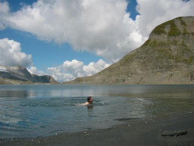 Arnoud zwemt in het Terri meer