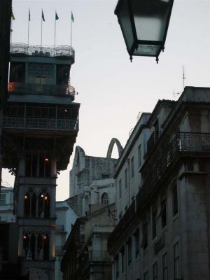 Santa Justa met dakloze Convento do Carmo