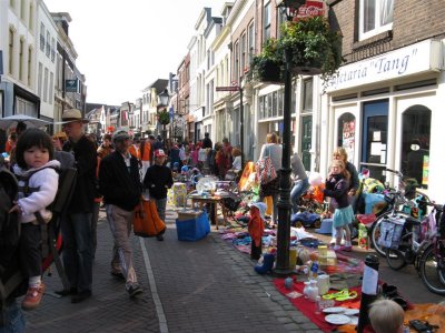 Twijnstraat in Utrecht op 30 april, vrijmarkt