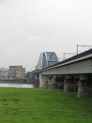 Spoorbrug over de Waal bij Nijmegen(met Snelbinder, fietsbrug die aan de spoorbrug is vastgemaakt)