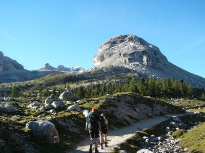 Blik op Val Travenanzes met in het midden Monte Castello en Monte Cavallo