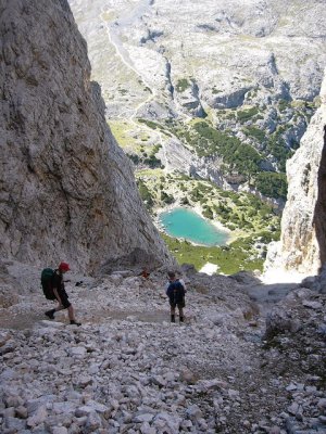 Steile afdaling van Forcella del Lago met zicht op Lago Lagazuoi