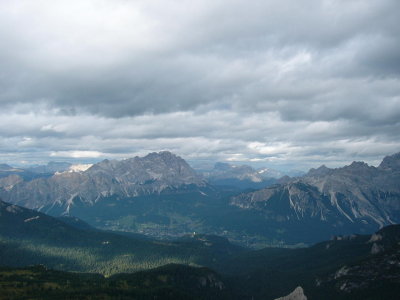 Zicht vanaf Nuvolau op Cortina dAmpezzo  met Tofanen, Cristallo en Sora Piss