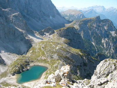 Zicht vanaf top op lago Coldai met links de Civetta