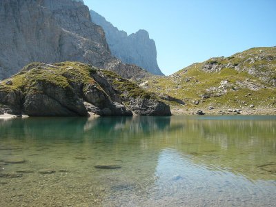 Vanaf lago Coldai zicht op noorwestwand Civetta