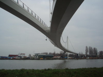 Nesciobrug, de brug overspant het Amsterdam-Rijnkanaalen verbindt Amsterdam en Diemen met de Diemerzeedijk.