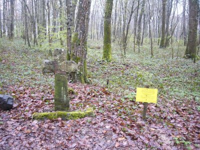 stenen kruis voor drie vrouwen(moeder met twee dochters overleden in 1792)  tussen Chalonvillars en Echenans-sous-Mont-Vaudois